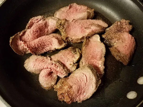 Carne Mal Cozida Fatias Carne Frigideira Frigideira — Fotografia de Stock