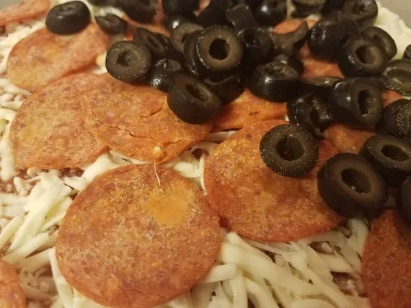 Pepperoni Cru Pizza Aux Olives Fromage Gros Plan — Photo