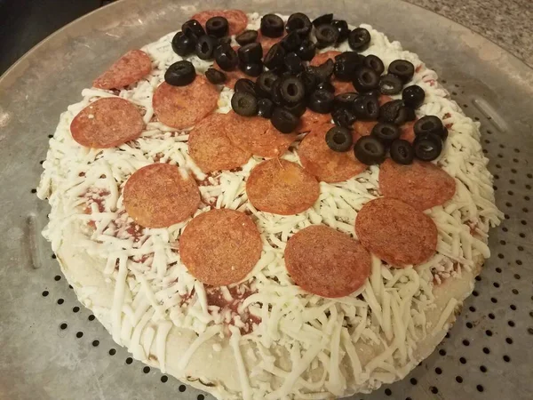 Niegotowana Pepperoni Pizza Oliwek Tacy Pizzy — Zdjęcie stockowe