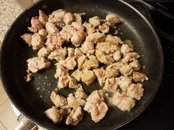 칠면조 고기를 스토브 위에서 프라이팬에서 요리하는 — 스톡 사진