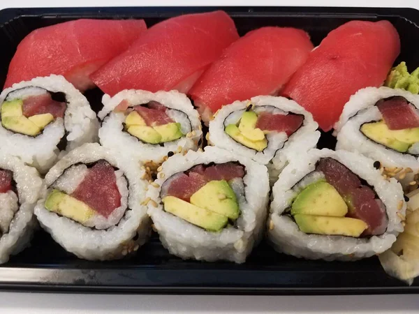 Tonfisk Och Avokado Sushi Rullar Med Vitt Ris — Stockfoto
