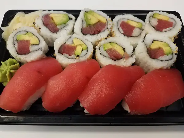 Rolos Sushi Atum Abacate Com Arroz Branco — Fotografia de Stock