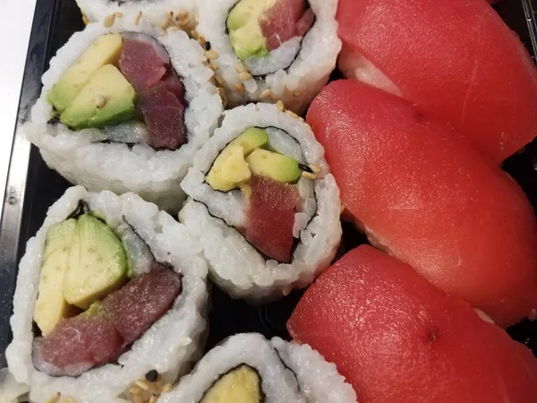 Rollos Sushi Atún Aguacate Con Arroz Blanco — Foto de Stock