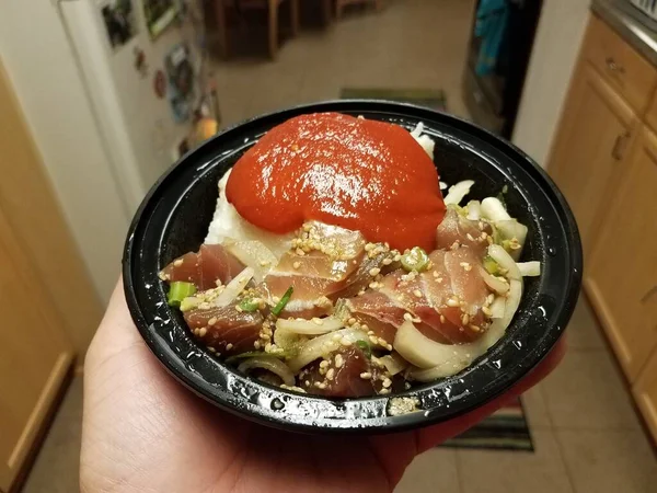 Mão Segurando Tigela Atum Cru Com Molho Picante Cebola Cozinha — Fotografia de Stock