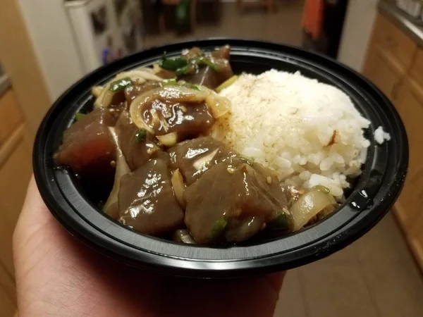 Atún Mano Arroz Cebolla Plato Recipiente Plástico Cocina —  Fotos de Stock