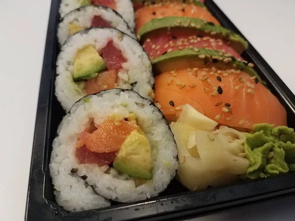 Tonhal Lazac Sushi Tekercsek Maggal Avokádóval — Stock Fotó