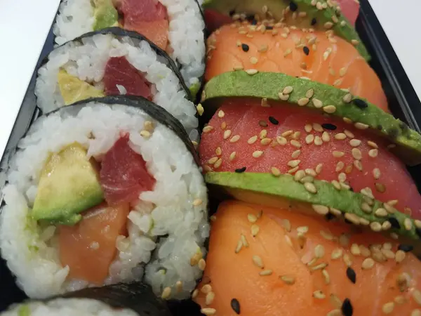 Rolos Sushi Atum Salmão Com Sementes Abacate — Fotografia de Stock