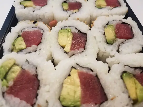 Muitos Rolos Sushi Atum Abacate Com Arroz — Fotografia de Stock