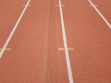 turuncu koşu şeritleri ve araba lastiği izleri