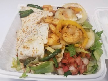 Karides, peynir ve soğanlı tortilla.