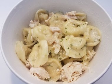 Tortellini makarna İtalyan yemeği, peynirli ve soslu, tavuklu, beyaz kaseli.