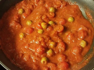 Domates ve yeşil zeytinli kırmızı domates sosu.