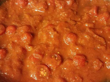 Domates ve yeşil zeytinli kırmızı domates sosu.