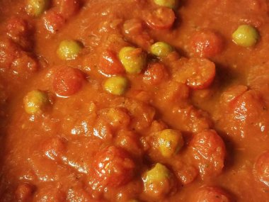 Domates ve yeşil zeytinli kırmızı domates sosu.