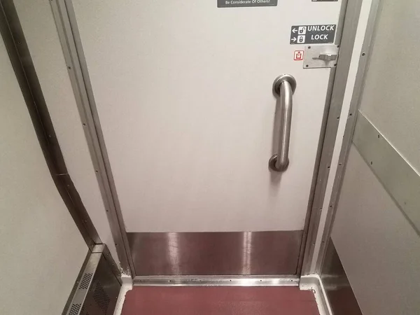 带门把手的门在浴室或带锁的火车上的卫生间 — 图库照片