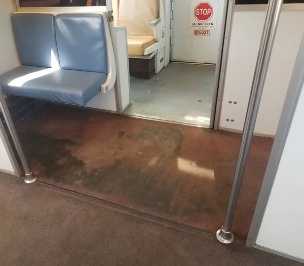 公共交通機関の電車の中で汚くて汚いカーペットや敷物 — ストック写真