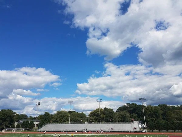 Céu Azul Com Nuvens Brancas Arquibancadas Campo Com Pista — Fotografia de Stock