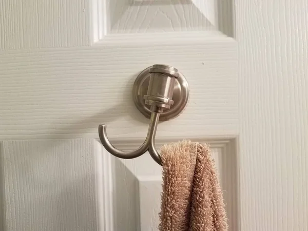 Metalen Handdoekhanger Witte Deur Badkamer Toilet — Stockfoto
