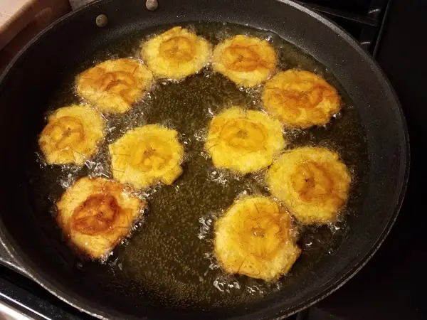 Бананы Подорожника Tostones Приготовления Пищи Горячем Масле Сковороде Плите — стоковое фото