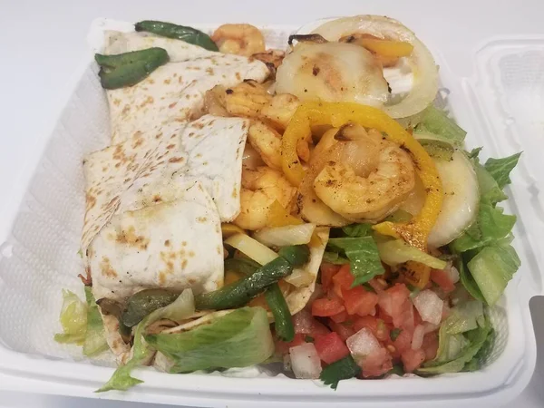 Karides, peynir ve soğanlı tortilla.