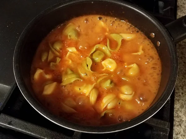 Tortellini Pasta Roter Tomatensauce Suppe Auf Topf Auf Herd — Stockfoto