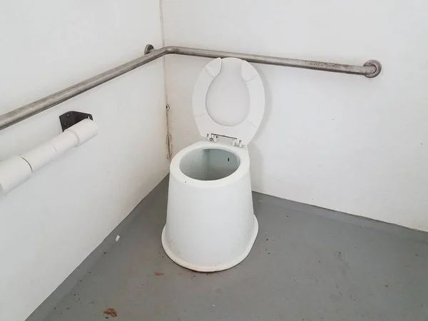 Toalete Branco Com Papel Higiênico Banheiro Banheiro — Fotografia de Stock