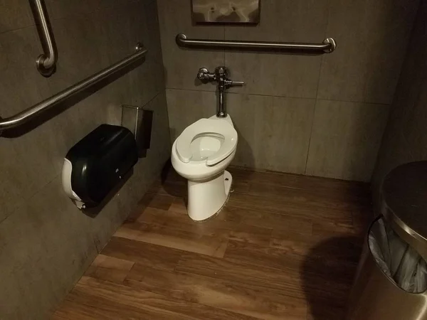 Белый Туалет Деревянный Пол Ванной Комнате Туалете — стоковое фото