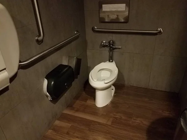 Banyoda Tuvalette Beyaz Tuvalet Ahşap Zemin — Stok fotoğraf