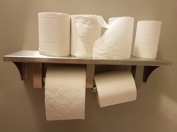 Banyodaki Bir Rafta Bir Sürü Tuvalet Kağıdı Rulosu Var — Stok fotoğraf