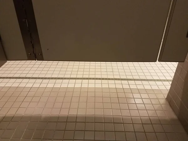 Ein Fliesenboden Badezimmer Mit Stalltür — Stockfoto