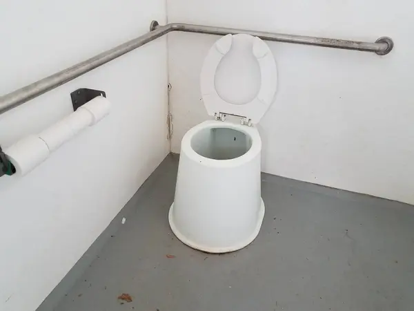 Brudna Toaleta Metalowymi Kratami Lub Balustradami Łazience Lub Toalecie — Zdjęcie stockowe
