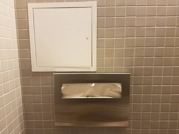 Туалетний Дозатор Маленькі Двері Стіні Ванної Кімнати — стокове фото