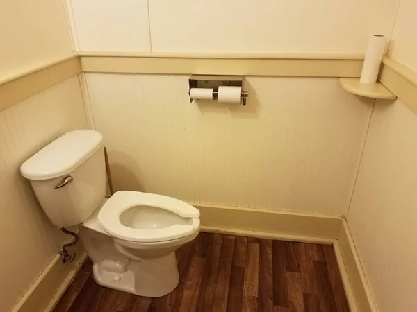Tuvalette Banyoda Tuvalette Beyaz Duvarlı Ahşap Zeminli Tuvalet Kağıt — Stok fotoğraf