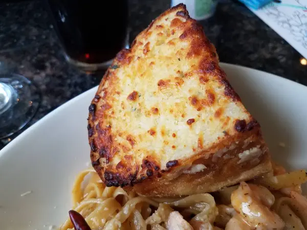 Pain Grillé Fromage Fondu Pâtes Dans Une Assiette — Photo