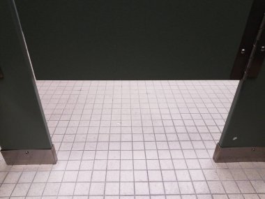 Banyo kiremitleri ve banyo veya tuvalet veya tuvalet kapısı