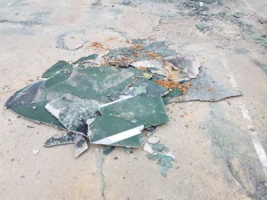 Hasarlı kırmızı ve yeşil tenis kortu yapım aşamasında