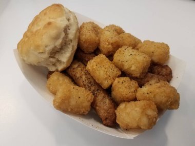 Patates kroket, hindi sosisi ve beyaz bir kapta bisküvi.