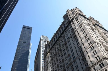 New York şehrinde camları olan gökdelenler ya da yüksek binalar