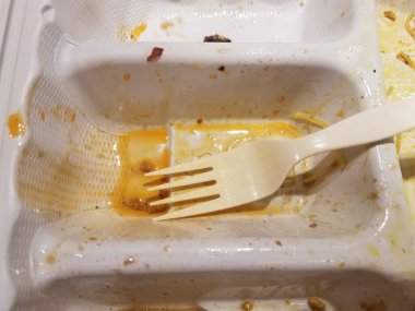 Bir plastik kap çatallı ve yenmiş.