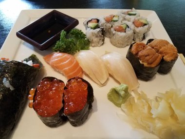 Tabakta bir sürü suşi var. Somon yumurtaları da dahil.