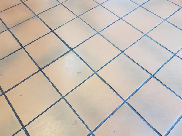 네모난 주황색 타일을 바닥에 놓는다 — 스톡 사진