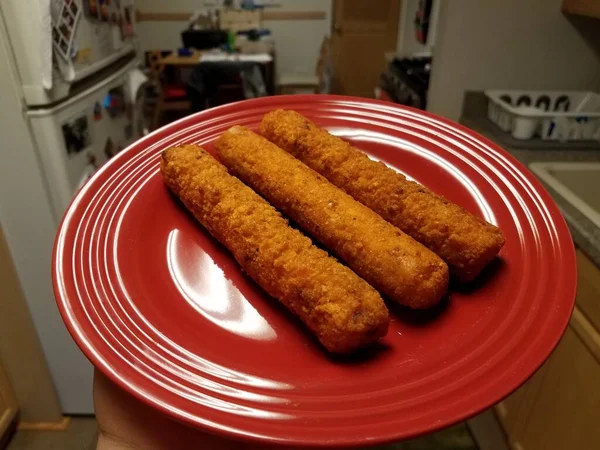 Tre Stuzzichini Piccanti Pollo Piatto Rosso Cucina — Foto Stock