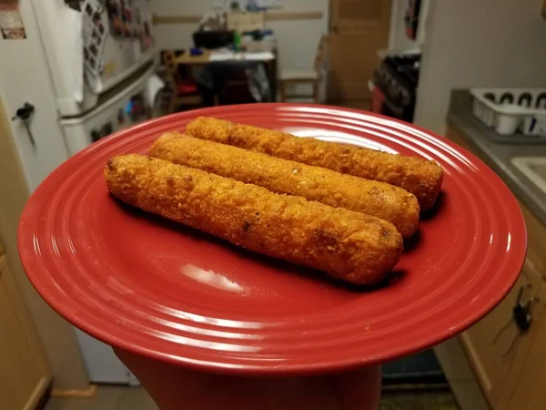 Três Lanches Picantes Rolo Frango Uma Placa Vermelha Cozinha — Fotografia de Stock