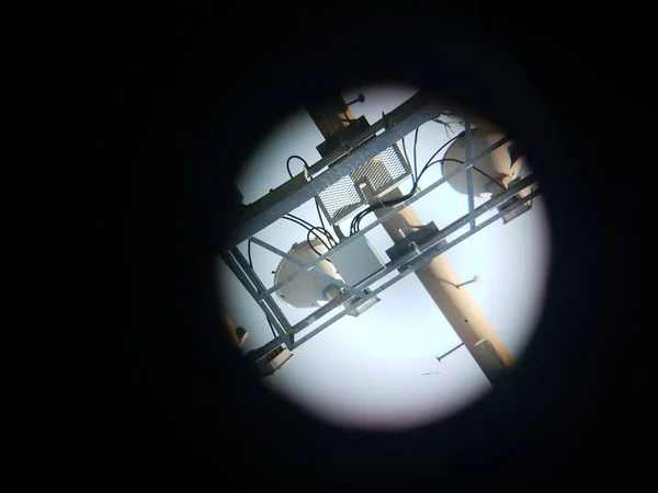 小さな望遠鏡でスタジアムの光を見ると — ストック写真