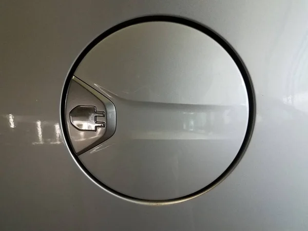 Üzerinde Elektrik Prizi Logosu Olan Gümüş Arabanın Benzin Deposu Kapısı — Stok fotoğraf