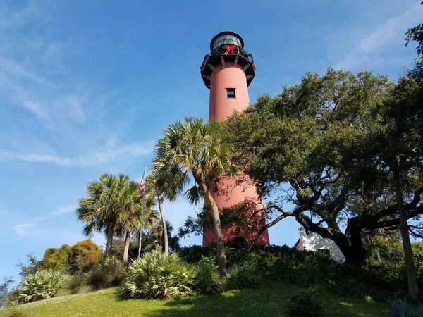 Wysoka Czerwona Cegła Latarnia Morska Florydzie Zielonymi Drzewami Dekoracjami Wakacyjnymi — Zdjęcie stockowe