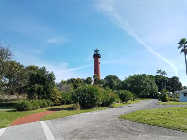 Hoher Roter Backstein Leuchtturm Florida Mit Grünen Bäumen Und Weihnachtsdekorationen — Stockfoto