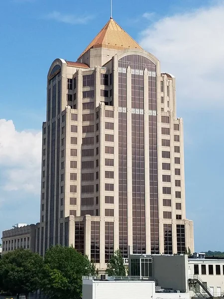 Ψηλό Κτίριο Χάλκινο Χρωματιστό Καπάκι Και Πολλά Παράθυρα — Φωτογραφία Αρχείου