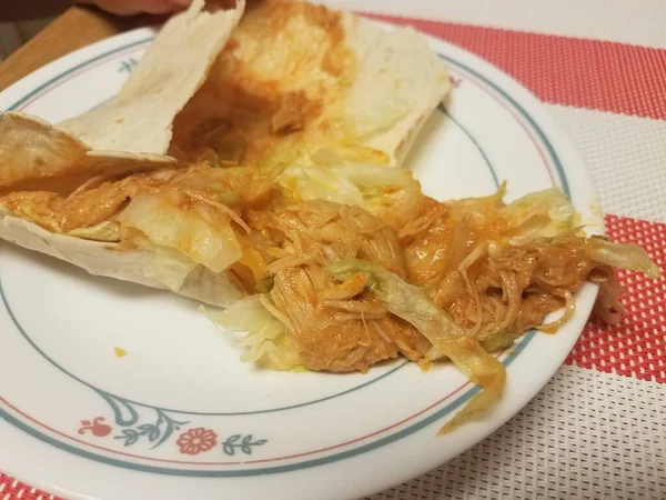 白盘上有生菜的被咬的鸡肉玉米卷 — 图库照片