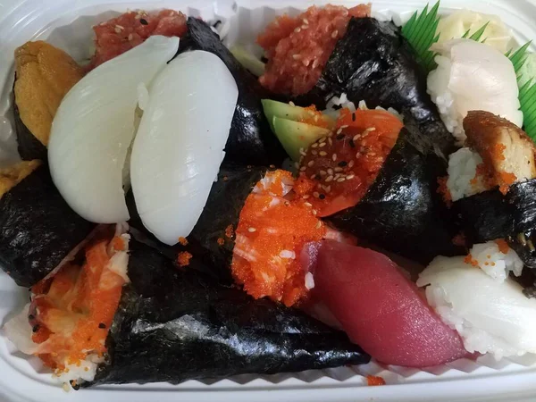 Prato Com Muito Sushi Como Atum Salmão Arroz — Fotografia de Stock